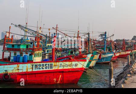 PATTAYA, THAÏLANDE - 02 février 2021: À Naklua près de Pattaya dans le district de Chonburi en Thaïlande, vous pouvez voir de nombreux bateaux de pêcheurs thaïlandais à la jetée de pêche Banque D'Images