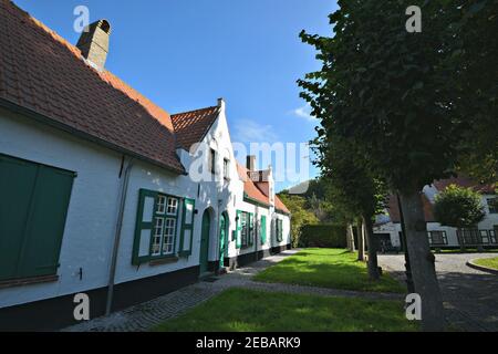 Maisons rurales flamandes typiques dans la campagne de Damme, village médiéval pittoresque au nord-est de Bruges en Flandre Occidentale, Belgique. Banque D'Images