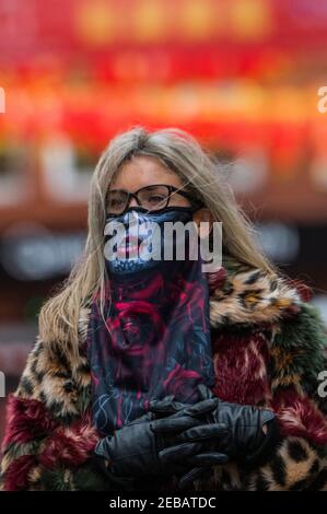 Londres, Royaume-Uni. 12 février 2021. Chinatown est très occupé mais sans les célébrations habituelles du nouvel an chinois, ce qui porte le début de l'année de l'Ox. Verrouillage national 3 avec instruction du gouvernement pour que tout le monde reste à la maison. Crédit : Guy Bell/Alay Live News Banque D'Images