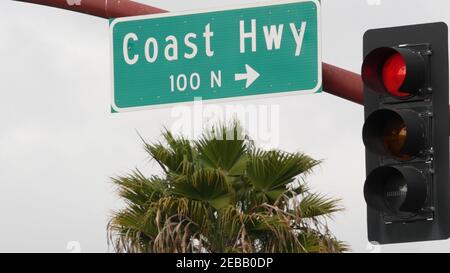 Pacific Coast Highway, panneau de route historique de la route 101, destination touristique en Californie aux États-Unis. Lettrage sur le panneau d'intersection. Symbole de l'été t Banque D'Images