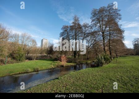 Bâtiment AA Basingstoke en arrière-plan de l'époque du printemps du parc d'eastrp Banque D'Images