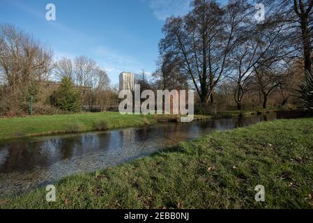 Bâtiment AA Basingstoke en arrière-plan de l'époque du printemps du parc d'eastrp Banque D'Images