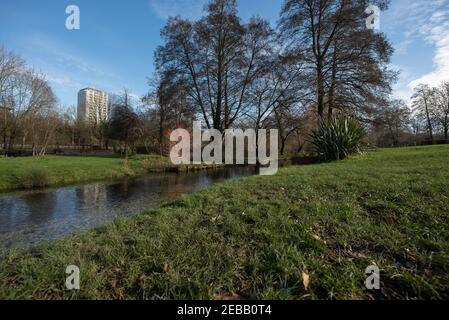 Bâtiment AA Basingstoke en arrière-plan de l'époque du printemps du parc d'eastrp Banque D'Images