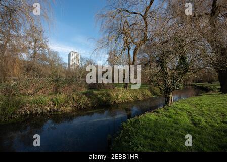 Bâtiment AA Basingstoke en arrière-plan de l'époque du printemps du parc d'eastrp Banque D'Images