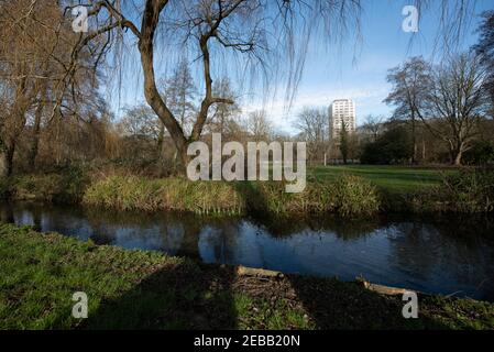 Bâtiment AA Basingstoke en arrière-plan de l'époque du printemps du parc d'eastrp Banque D'Images