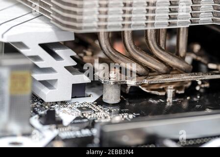Photo macro d'une carte mère moderne pour PC de bureau avec un dissipateur thermique monté sur le processeur sur le support LGA. Banque D'Images