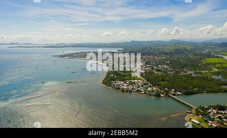 Vue aérienne de Surigao est une ville située sur l'île de Mindanao, Philippines. Ville avec un développement dense en Asie. Surigao del Norte Banque D'Images