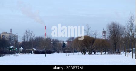 Vue panoramique sur la ville industrielle en hiver. Banque D'Images