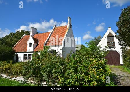 Maisons rurales flamandes typiques dans la campagne de Damme, village médiéval pittoresque au nord-est de Bruges en Flandre Occidentale, Belgique. Banque D'Images