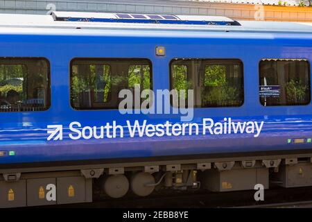 Train South Western Railway à la gare d'Ascot, Berkshire, Royaume-Uni en juin Banque D'Images