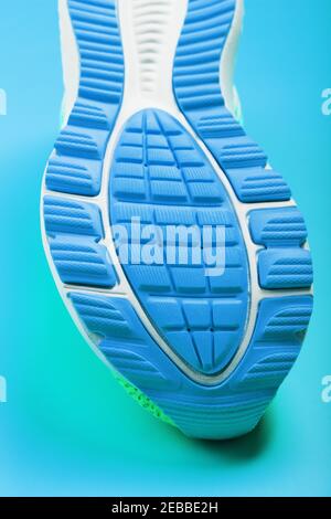 Fragment de la semelle d'une sneaker bleue en gros plan. Texture texturée du matériau des chaussures de sport. Chaussures élégantes pour la course à pied et l'entraînement dans la salle de sport. Banque D'Images