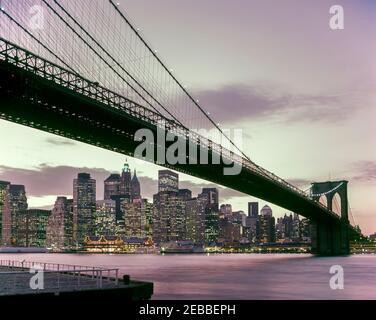 2001 PONT HISTORIQUE DE BROOKLYN (©J & W ROEBLING 1876) HORIZON DU CENTRE-VILLE EAST RIVER MANHATTAN NEW YORK CITY USA Banque D'Images