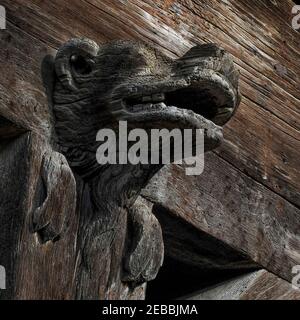 Animal en bois sculpté sur 13th la façade à pans de bois de la Maison des Consuls, ancienne maison de conseil, de la ville de Mirepoix en Ariège, en Occitanie, dans le sud-ouest de la France. Banque D'Images