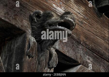 Animal en bois sculpté sur 13th la façade à pans de bois de la Maison des Consuls, ancienne maison de conseil, de la ville de Mirepoix en Ariège, en Occitanie, dans le sud-ouest de la France. Banque D'Images