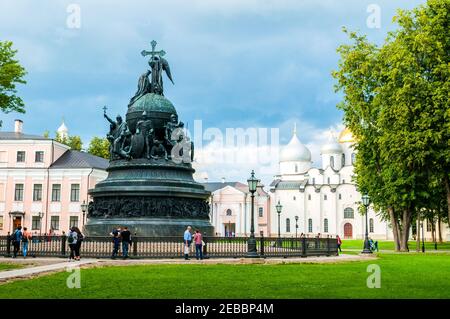 Veliky Novgorod, Russie - 10 août 2019. Veliky Novgorod Parc du Kremlin. Monument en bronze du millénaire de Russie sur le fond de Sainte-Sophie Cath Banque D'Images