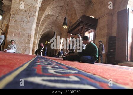 Tripoli, Liban. 12 février 2021. Des prières sont vues dans la Grande Mosquée Mansouri qui s'ouvre aux fidèles lors des prières du premier vendredi après la clôture en raison de la pandémie COVID-19 à Tripoli, dans le nord du Liban, le 12 février 2021. (Photo de Khaled/Xinhua) crédit: Xinhua/Alay Live News Banque D'Images