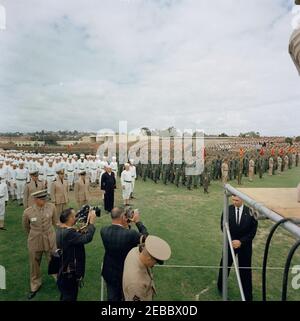 Voyage dans les États de l'Ouest : San Diego, Californie, Marine corps Recruit Depot, visite des casernes, inspection des recrues et adresse à Hall Field. Des officiers militaires et des recrues se rassemblent sur Hall Field au Marine corps Recruit Depot (MCRD) à San Diego, en Californie ; le président John F. Kennedy a visité le MCRD pour une visite et pour faire des remarques. Banque D'Images