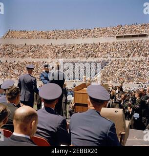 Voyage aux États de l'Ouest : le président Kennedy à l'Académie de l'US Air Force (USAF), Colorado. Le président John F. Kennedy (debout sur la plate-forme Speakeru0027s au centre à gauche, dos à la caméra) se serre la main avec un cadet non identifié lors des exercices de commencement pour la cinquième classe de diplômés de l'Académie de l'Armée de l'Air des États-Unis (USAF); le président Kennedy a prononcé un discours pour l'occasion. Stade Falcon, USAF Academy, Colorado Springs, Colorado. Banque D'Images