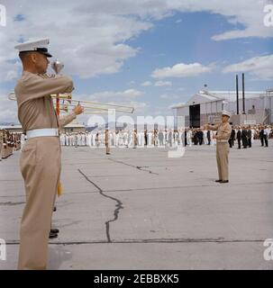 Voyage aux États de l'Ouest : El Paso, Texas. Un groupe militaire se produit lors de la cérémonie d'arrivée du président John F. Kennedyu0027s à l'aéroport international d'El Paso à El Paso, Texas ; le président Kennedy se tient en arrière-plan près du centre droit. Banque D'Images