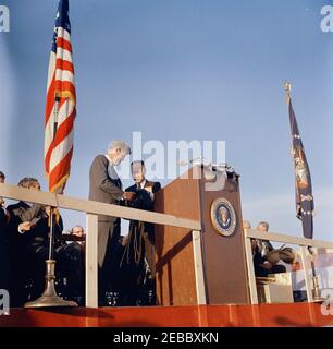 Voyage aux États de l'Ouest : El Paso, Texas. Le président John F. Kennedy (au centre à gauche) reçoit des cadeaux du maire d'El Paso, Texas, Judson Williams (au centre, derrière le pupitre), lors d'une cérémonie d'arrivée en son honneur à l'aéroport international d'El Paso; Parmi les cadeaux, on compte une paire de pistolets Colt de calibre 0,45, un badge Texas Ranger, un charme Texas Ranger et la clé de la ville d'El Paso. Gouverneur du Texas, John Connally (face cachée par des balustrades), se trouve à l'extrême gauche. El Paso, Texas. [Voir aussi Mo 63.399.1, u0022Texas Ranger Peacemakers Colt Pistolsu0022; Mo 63.399.2a, u0022Texas Ranger Badgeu0022; Mo 6 Banque D'Images