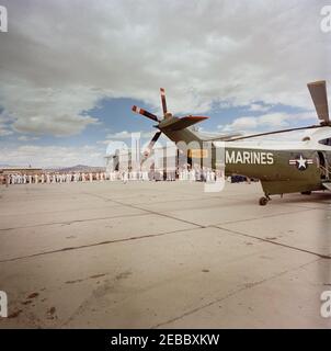 Voyage aux États de l'Ouest : El Paso, Texas. Le président John F. Kennedy (au centre à droite, debout sur la plate-forme Speakeru0027s en arrière-plan) fait des remarques lors de sa cérémonie d'arrivée à l'aéroport international d'El Paso à El Paso, Texas ; un hélicoptère du corps des Marines des États-Unis est situé au premier plan. Banque D'Images