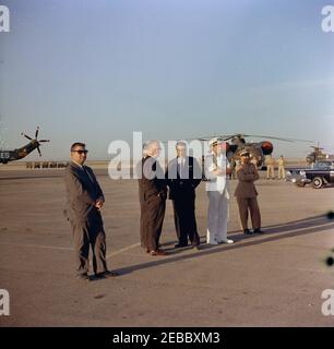 Voyage aux États de l'Ouest : El Paso, Texas. Les membres de la partie du président John F. Kennedyu0027s observent lors d'une cérémonie d'arrivée du président Kennedy à l'aéroport international d'El Paso, au Texas. De gauche à droite : le secrétaire de presse, Pierre Salinger; les assistants spéciaux du président, Larry Ou0027Brien et Kenneth P. Ou0027Donnell (pour la plupart obscurcis); le secrétaire de presse adjoint, Malcolm Kilduff; l'aide navale du président, le capitaine Tazewell T. Shepard, Jr.; non identifié. Banque D'Images