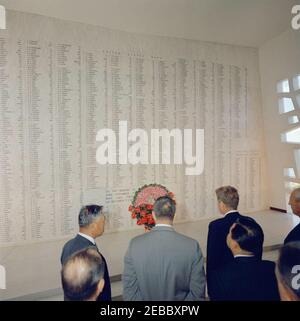 Voyage dans les États de l'Ouest : Honolulu, Hawaï, visite du Mémorial de l'USS Arizona, 14:40. Le président John F. Kennedy observe un moment de silence après avoir déposé une couronne au USS Arizona Memorial à Pearl Harbor, Honolulu, Hawaii. Également en photo : les sénateurs Hiram L. Fong et Daniel Inouye (tous deux d'Hawaï); le gouverneur d'Hawaï, John A. Burns. Banque D'Images