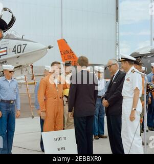 Voyage dans les États de l'Ouest : China Lake, Californie, (Naval Air Facility) NAF. Le président John F. Kennedy (au centre) salue le pilote, le lieutenant David F. Callahan, Jr. (Portant une combinaison orange et tenant un casque), à la suite de démonstrations d'armes à la station d'essai d'artillerie navale (NAF) de China Lakeu0027s à China Lake (CALIFORNIE); le lieutenant Callahan a pris l'avion pour la démonstration d'armes externes haute performance (HGEG). Le secrétaire de la Marine, Fred Korth (porte des lunettes), et l'aide navale au président, le capitaine Tazewell T. Shepard, Jr., se tiennent à droite. Banque D'Images