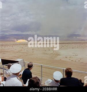 Voyage dans les États de l'Ouest : China Lake, Californie, (Naval Air Facility) NAF. Le président John F. Kennedy (à droite, de retour à l'appareil-photo) voit des démonstrations d'armes depuis son siège dans le stand d'examen lors de sa visite à la Naval Air Facility (NAF) China Lakeu0027s Naval Ordnance Test Station (NOTS) à China Lake, Californie. Assis à gauche du président Kennedy, dans la première rangée du banc d'examen (de gauche à droite): Chef des opérations navales, amiral George W. Anderson, Jr.; secrétaire de la Marine, Fred Korth; commandant des NOTS, capitaine Charles Blenman, Jr Banque D'Images