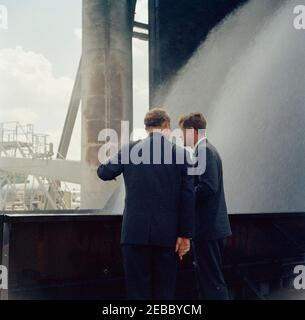 Visite d'inspection des installations de la NASA : Huntsville Alabama, Redstone Army Airfield et George C. Marshall Space Flight Centre, 9:35. Le président John F. Kennedy visite le George C. Marshall Space Flight Centre (MSFC) à Redstone Arsenal, Huntsville, Alabama; le directeur du MSFC, le Dr Wernher von Braun (retour à la caméra), en informe le président Kennedy. Le Président a visité la MSFC dans le cadre d'une visite d'inspection de deux jours des installations de l'Administration nationale de l'aéronautique et de l'espace (NASA). Banque D'Images