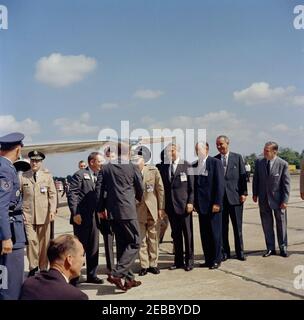 Visite d'inspection des installations de la NASA : Huntsville Alabama, Redstone Army Airfield et George C. Marshall Space Flight Centre, 9:35. Le président John F. Kennedy (retour à la caméra) accueille les responsables à leur arrivée à l'aérodrome de l'Armée de Redstone, Redstone Arsenal, Huntsville, Alabama. Debout sur la ligne de réception (G-D): Non identifié; Secrétaire de l'Armée, Cyrus R. Vance (à l'arrière, partiellement caché); Commandant général du Commandement des missiles de l'Armée des États-Unis, le général de division Francis J. McMorrow (entre la main avec le Président Kennedy); Directeur du Centre de vol spatial George C. Marshall (MSFC), Dr. Wernher von Braun; Banque D'Images