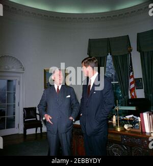 Rencontre avec l'ambassadeur des États-Unis en Grèce, Henry R. Labouisse, 12 h 15. Le président John F. Kennedy rencontre l'ambassadeur des États-Unis en Grèce, Henry R. Labouisse. Oval Office, Maison Blanche, Washington, D.C. Banque D'Images