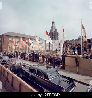 Voyage en Europe: Allemagne, Cologne: Ku00f6lner Rathaus (hôtel de ville), 10:55. Le président John F. Kennedy (sur la plateforme Speakersu2019 en arrière-plan) prononce des remarques à une foule rassemblée devant Ku00f6lner Rathaus (hôtel de ville) à Cologne, en Allemagne de l'Ouest (République fédérale). Banque D'Images