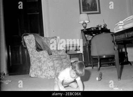 Fête d'anniversaire pour Caroline Kennedy et John F. Kennedy, Jr. John F. Kennedy, Jr., joue dans la salle de séance ouest de la Maison Blanche, Washington, D.C., lors d'une fête d'anniversaire conjointe pour lui et sa sœur, Caroline Kennedy. Banque D'Images