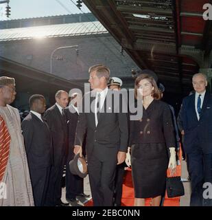 Cérémonie d'arrivée pour Haile Selassie I, empereur d'Éthiopie, 12:00. Le Président John F. Kennedy et la première Dame Jacqueline Kennedy arrivent à Union Station à Washington, D.C., pour saluer l'empereur d'Éthiopie, Haile Selassie I, à son arrivée. De gauche à droite : ambassadeur du Nigéria, Julius Momo Udochi; ambassadeur de la Côte d'Ivoire, Konan Bu00e9diu00e9; ambassadeur de la Tunisie, Habib Bourguiba Jr.; ambassadeur de l'Éthiopie, Berhanu Dinke; président Kennedy; aide navale au président, capitaine Tazewell Shepard (derrière le président Kennedy); Mme Kennedy au président de la Brigadier Aide, au président de la Force aérienne Banque D'Images