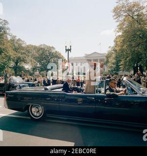 Cérémonie d'arrivée pour Haile Selassie I, empereur d'Éthiopie, 12:00. Le président John F. Kennedy et l'empereur d'Éthiopie, Haile Selassie I, se rendent dans la limousine présidentielle (Lincoln-Mercury Continental convertible) lors d'un cortège de Union Station à Blair House en l'honneur de l'arrivée de l'empereur Selassieu2019s. Les foules bordent Pennsylvania Avenue ; la Maison Blanche est visible en arrière-plan. Également en photo : agents du service secret de la Maison Blanche, Bert de Freese, Bill Payne et Gerald A. u201cJerryu201d Behn. Washington, D.C. Banque D'Images