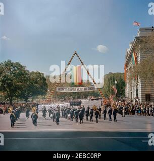 Cérémonie d'arrivée pour Haile Selassie I, empereur d'Éthiopie, 12:00. Une parade en l'honneur de l'empereur d'Éthiopie, Haile Selassie I, tourne sur Pennsylvania Avenue depuis New York Avenue ; la foule passe la rue. Washington, D.C. Banque D'Images