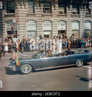 Cérémonie d'arrivée pour Haile Selassie I, empereur d'Éthiopie, 12:00. Le président John F. Kennedy et l'empereur d'Éthiopie, Haile Selassie I, se rendent dans la limousine présidentielle (Lincoln-Mercury Continental convertible) lors d'un cortège de Union Station à Blair House en l'honneur de l'arrivée de l'empereur Selassieu2019s ; les foules bordent Pennsylvania Avenue. Assis sur le siège avant de la voiture : l'aide de la Force aérienne au président, le général de brigade Godfrey T. McHugh; les agents du Service secret de la Maison-Blanche, Gerald A. u201cJerryu201d Behn et Bill Greer. Washington, D.C. Banque D'Images