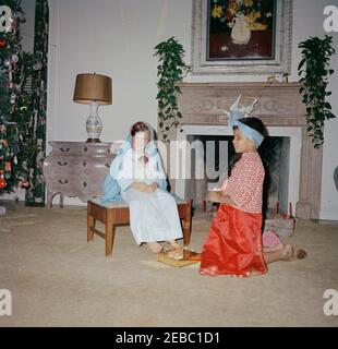 Le jour de Noël, Palm Beach. Caroline Kennedy (à gauche, assis sur un tabouret) et Gustavo Paredes (fils de la première dame Jacqueline Kennedyu0027s assistante, Providencia u0022Proviu0022 Paredes) jouent dans une Nativité à Noël. Résidence de C. Michael Paul, Palm Beach, Floride. [Remarques : les imperfections en haut au centre sont d'origine sur le négatif.] Banque D'Images