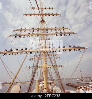 L'équipage de la garde côtière des États-Unis (USCG) barque Eagle se prépare à la visite du président Kennedyu0027s. Les cadets de la Coast Guard Academy des États-Unis s'exercent à bord des chantiers de la barque de formation de la Garde côtière des États-Unis (USCG), u201cEagle,u201d en préparation à la visite du président John F. Kennedyu2019s. Pier Two, Washington Navy Yard Annex, Washington, D.C. Banque D'Images