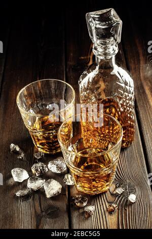 Verre de whisky et la bouteille sur la vieille table en bois Banque D'Images