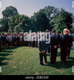 Visite des participants à l'Institut américain pour la gestion libre du travail, 10:05. Le président John F. Kennedy (au centre à droite, à huis clos) prononce des remarques aux participants du programme de formation de l'American Institute for Free Labor Development (AIFLD) à l'intention des dirigeants syndicaux d'Amérique latine et des Caraïbes. Debout en premier plan à droite, avec dos à la caméra (R-L): Président de la Fédération américaine du travail et du Congrès des organisations industrielles (AFL-CIO), George Meany; secrétaire du travail, Arthur Goldberg; vice-président de l'AFL-CIO et secrétaire-trésorier de l'AIFLD, Joseph Beirne; E Banque D'Images