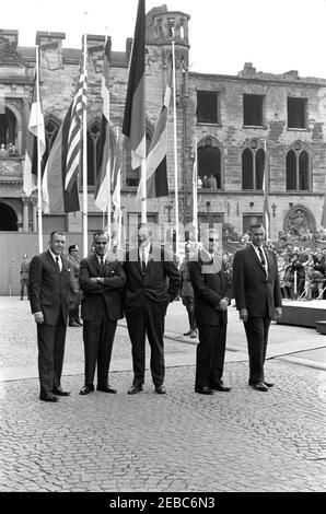 Voyage en Europe: Allemagne, Cologne: Ku00f6lner Rathaus (hôtel de ville), 10:55. Le directeur du Service secret des États-Unis, James J. Rowley, et les membres du président John F. Kennedyu2019s White House Secret Service detail se trouvent à l'extérieur de Ku00f6lner Rathaus (hôtel de ville) à Cologne, en Allemagne de l'Ouest (République fédérale). De gauche à droite : les agents, Jerry Blaine, Sam Sulliman et Paul A. Burns; le directeur Rowley; l'agent, Roy Kellerman. Banque D'Images