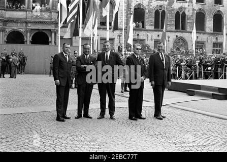 Voyage en Europe: Allemagne, Cologne: Ku00f6lner Rathaus (hôtel de ville), 10:55. Le directeur du Service secret des États-Unis, James J. Rowley, et les membres du président John F. Kennedyu2019s White House Secret Service detail se trouvent à l'extérieur de Ku00f6lner Rathaus (hôtel de ville) à Cologne, en Allemagne de l'Ouest (République fédérale). De gauche à droite : les agents, Jerry Blaine, Sam Sulliman et Paul A. Burns; le directeur Rowley; l'agent, Roy Kellerman. Banque D'Images