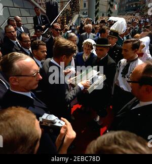 Voyage en Europe: Allemagne, Bonn: Hôtel de ville, cérémonies et remarques, 13:25. Le Président John F. Kennedy (centre) visite des membres du public à l'extérieur d'Altes Rathaus (ancien hôtel de ville) à Bonn, Allemagne de l'Ouest (République fédérale). Également photographié : Chef du Protocole du Ministère allemand des Affaires étrangères, Ehrenfried von Holleben; Directeur de la radio dans le secteur américain (RIAS) à Berlin et traducteur pour le Président Kennedy, Robert Lochner; Maire de Bonn, Wilhelm Daniels; interprète pour le Ministère allemand des Affaires étrangères, Heinz Weber; Ministre des Affaires étrangères de l'Allemagne, Gerhard Schru00f6der; allemand de l'Ouest Banque D'Images