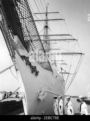 Le président Kennedy inspecte la barque Eagle de la Garde côtière des États-Unis (USCG), 10:43. Vue de la barque d'entraînement de la Garde côtière des États-Unis (USCG), u201cEagle,u201d à l'embarcadère deux de l'annexe du triage de la marine de Washington; le président John F. Kennedy a visité le navire dans le cadre d'une inspection. Washington, D.C. Banque D'Images