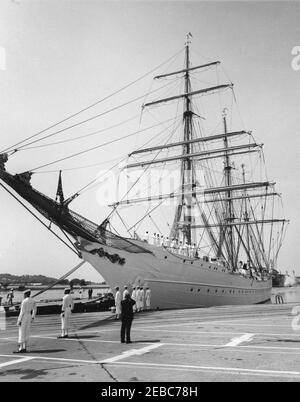 Le président Kennedy inspecte la barque Eagle de la Garde côtière des États-Unis (USCG), 10:43. Vue de la barque d'entraînement de la Garde côtière des États-Unis (USCG), u201cEagle,u201d à l'embarcadère deux de l'annexe du triage de la marine de Washington; le président John F. Kennedy a visité le navire dans le cadre d'une inspection. Washington, D.C. Banque D'Images