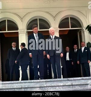 Voyage en Europe: Allemagne, Bonn: Président Kennedy avec Heinrich Lu00fcbke. Le Président John F. Kennedy (premier plan à gauche) s'élève avec le Président de l'Allemagne de l'Ouest, Dr. Heinrich Lu00fcbke, sur les pas de Villa Hammerschmidt à Bonn, Allemagne de l'Ouest (République fédérale). Hans-Heinrich Herwarth von Bittenfeld, chef du bureau du Président fédéral, se trouve à l'extrême gauche. Banque D'Images