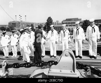 Le président Kennedy inspecte la barque Eagle de la Garde côtière des États-Unis (USCG), 10:43. Le président John F. Kennedy tremble la main avec un cadet de la Coast Guard Academy des États-Unis lors d'une inspection à bord de la barque d'entraînement de la Garde côtière des États-Unis (USCG), u201cEagle,u201d à l'embarcadère deux de l'annexe du triage de la marine de Washington. Washington, D.C. Banque D'Images