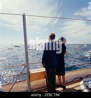 Le Président Kennedy Watches la 1ère course de la coupe Americau0027s. Le président John F. Kennedy et la première dame Jacqueline Kennedy regardent la première course de la coupe Americau0027s 1962 à bord de l'USS Joseph P. Kennedy, Jr., au large de Newport, Rhode Island. Banque D'Images